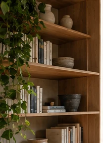 Bibliothèque en bois aménagée dans un salon