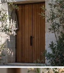 Porte en bois dans une façade en pierre