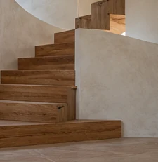 Escalier contemporain en bois contre un mur clair